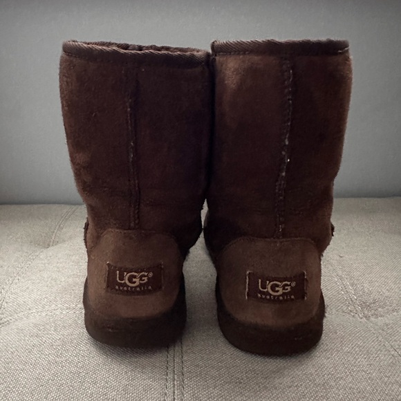 UGG Women’s/Big Kid Classic Short in Chocolate Brown - Picture 4 of 5